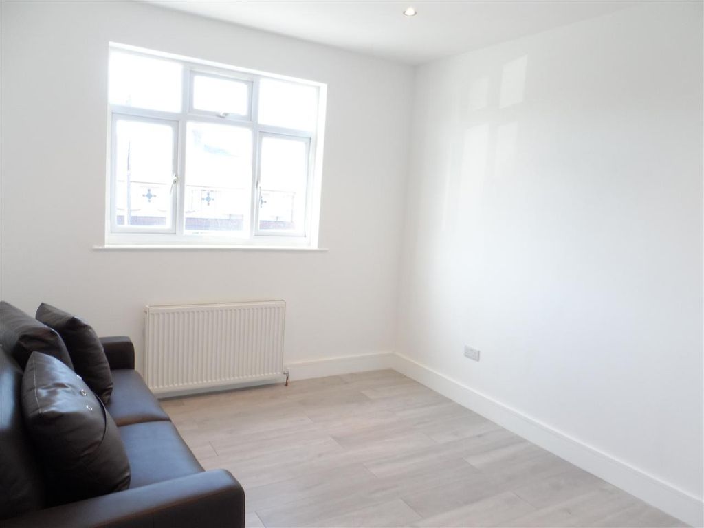 Property photo 3 of 6 Transport &amp; Location: