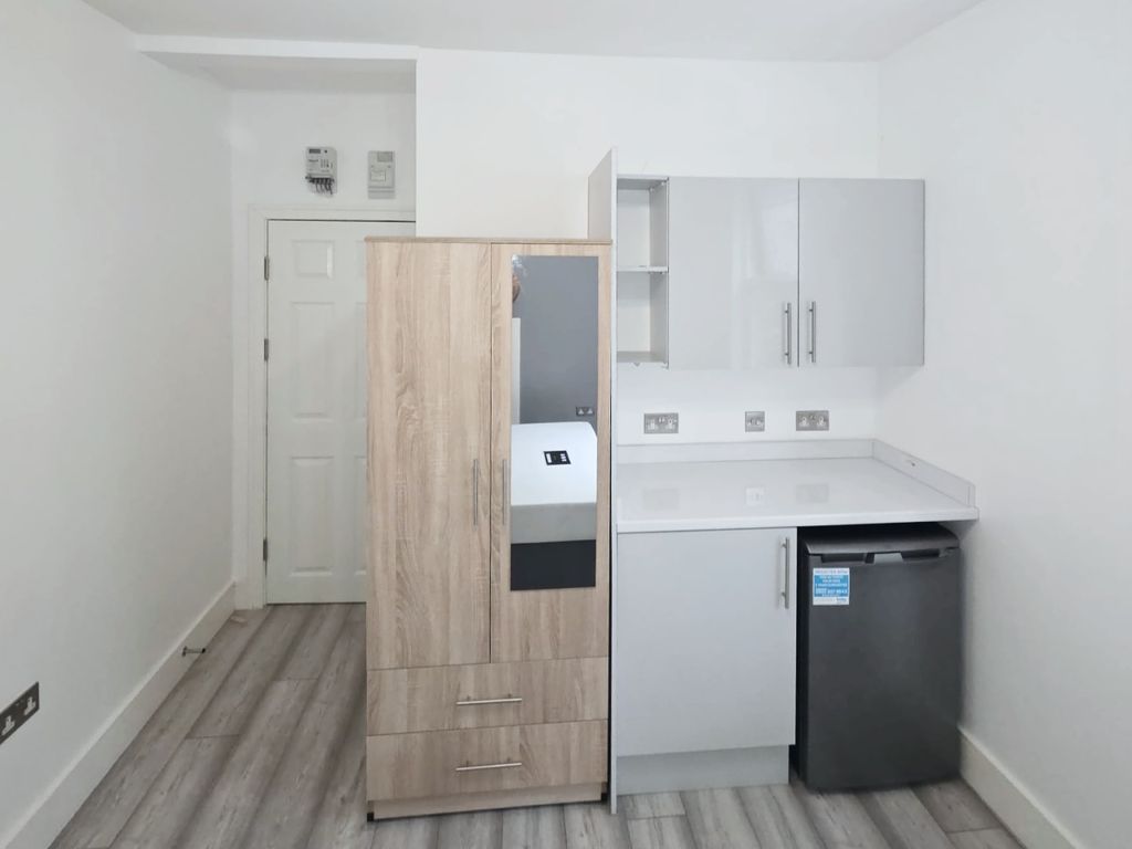 Property photo 3 of 4 03-Kitchenette
