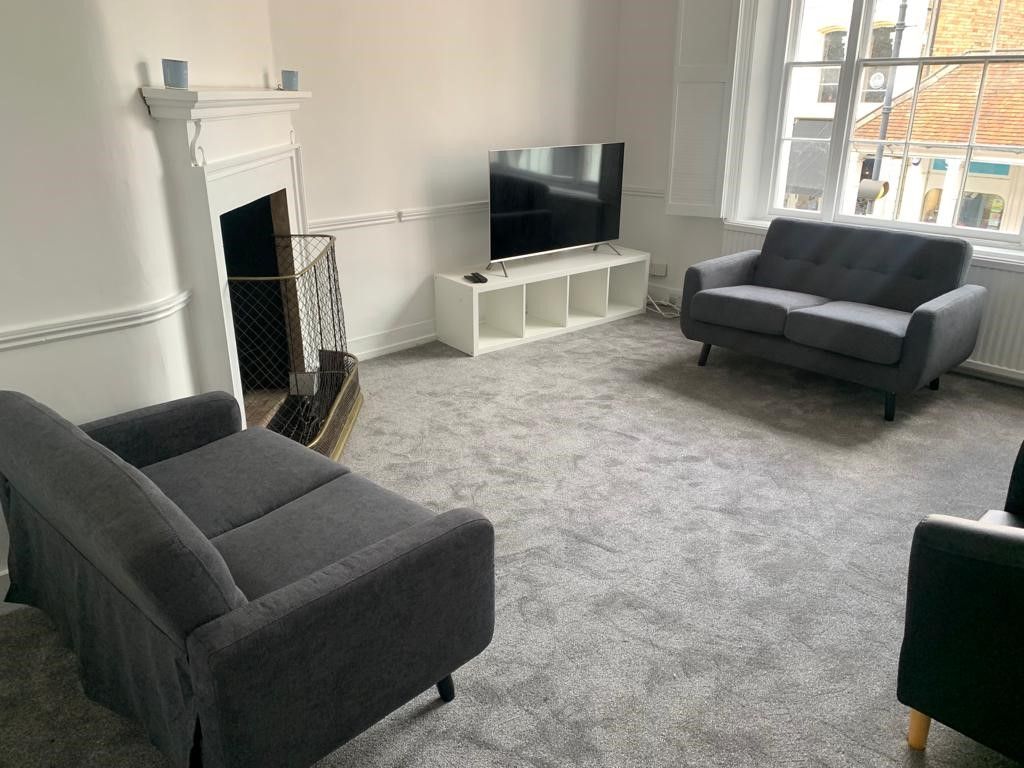 Property photo 2 of 6 Spacious Living Room