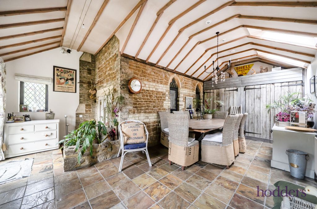 Property photo 2 of 29 302dc04A-c1cc-43B...