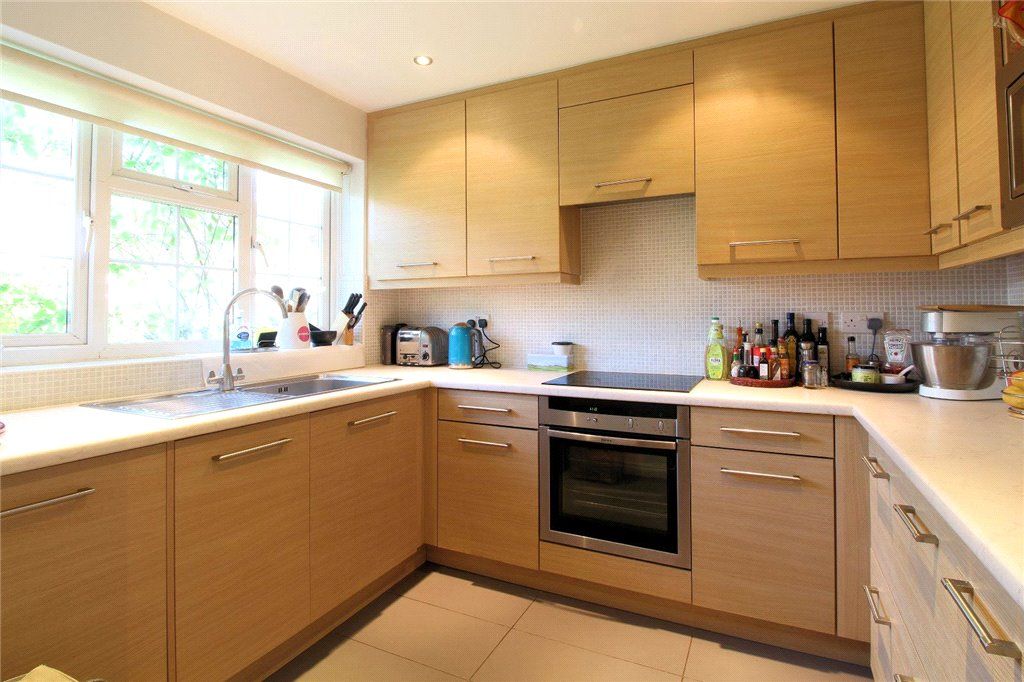 Property photo 3 of 10 Kitchen