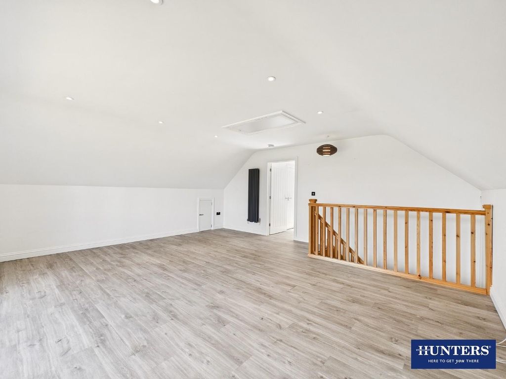 Property photo 3 of 32 Lounge