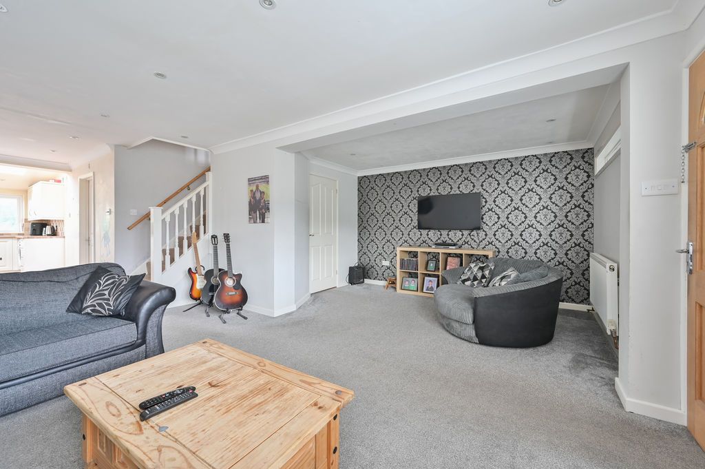 Property photo 1 of 18 Living Room