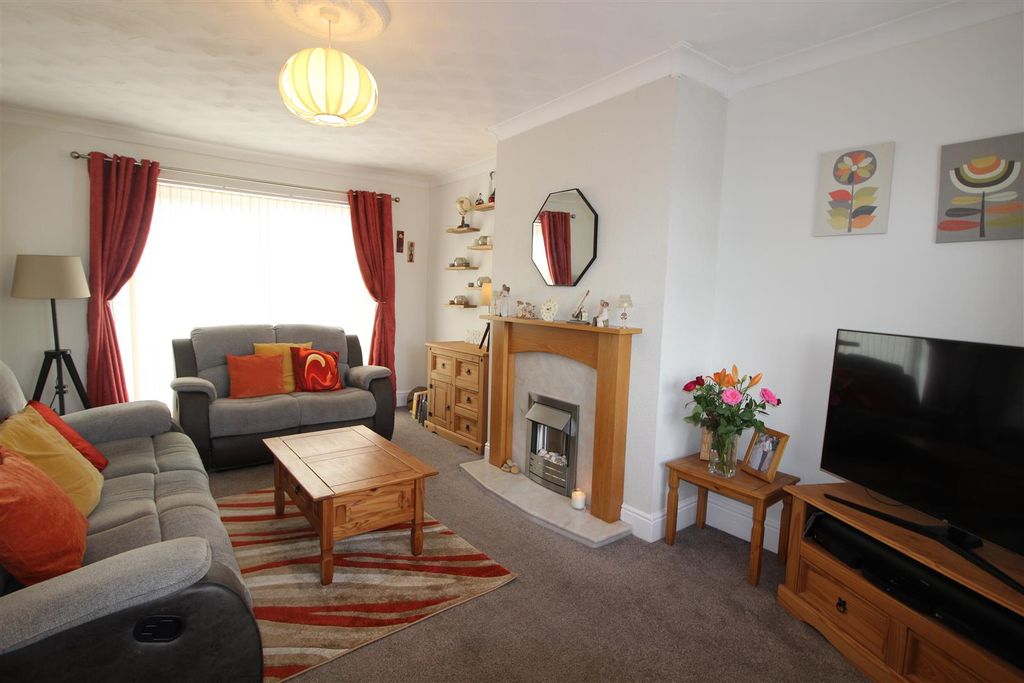 Property photo 3 of 20 Lounge