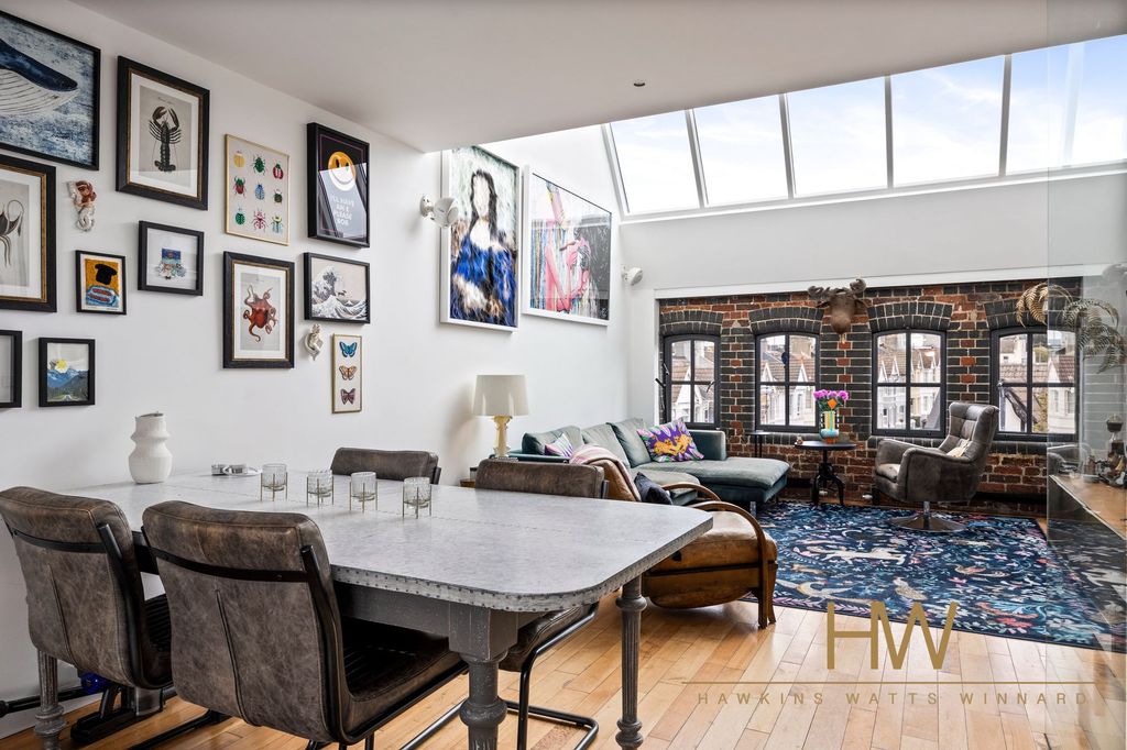 Property photo 2 of 23