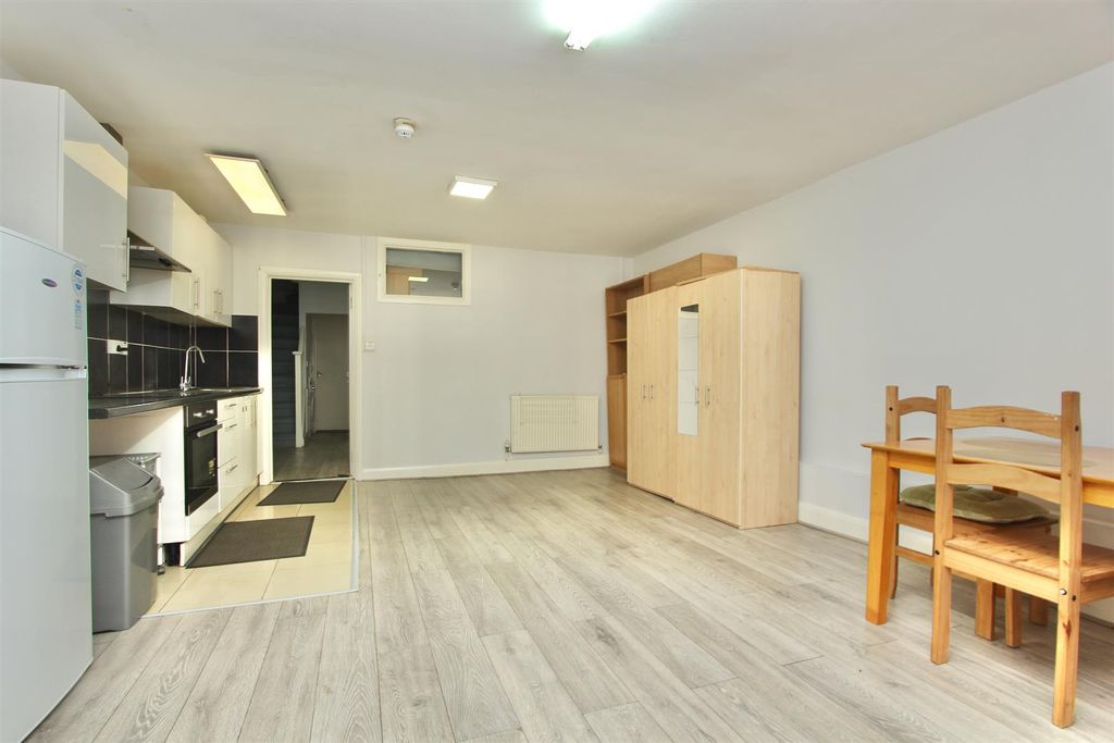 Property photo 1 of 11 Stamford Hill, N16
