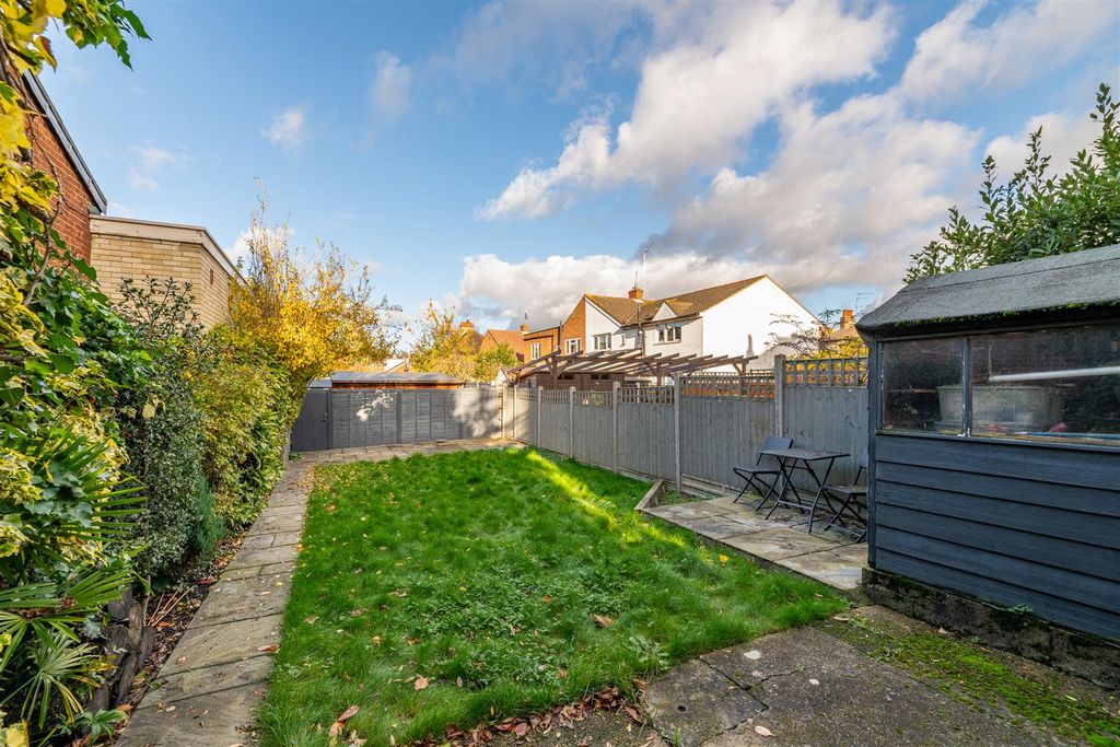 Property photo 3 of 20 Wellesley Road, E11