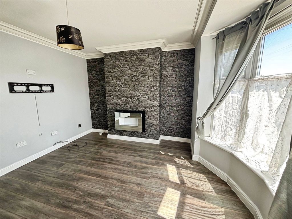 Property photo 3 of 16 Lounge