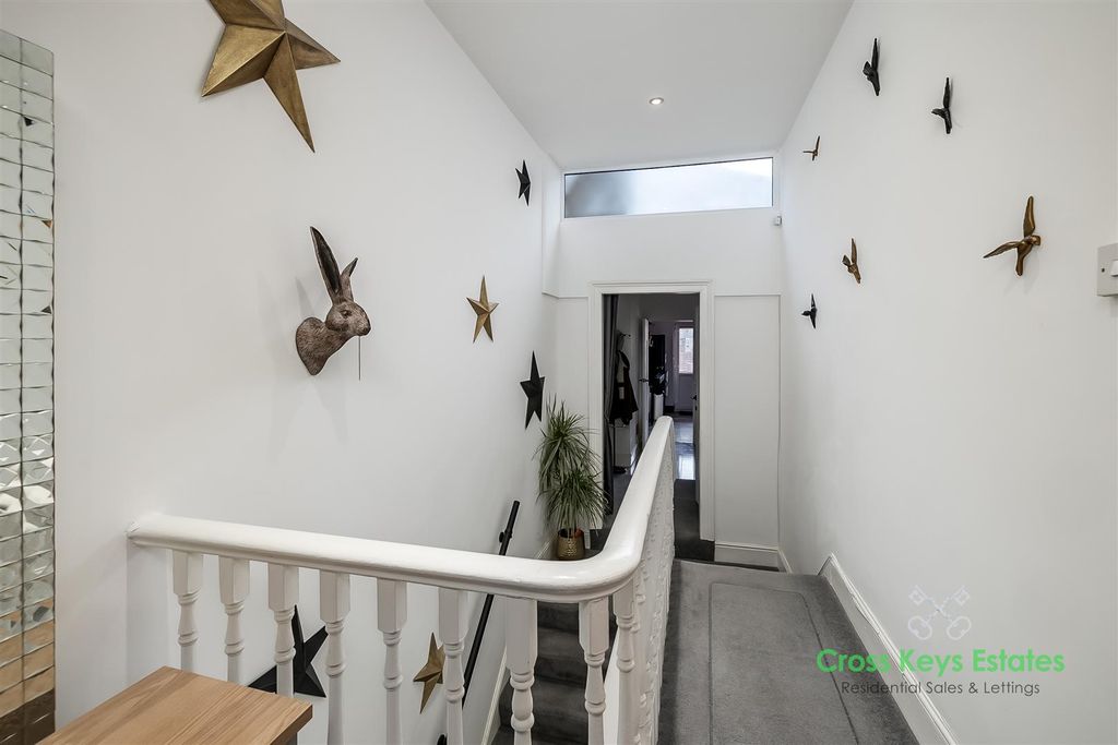 Property photo 3 of 26 Landing