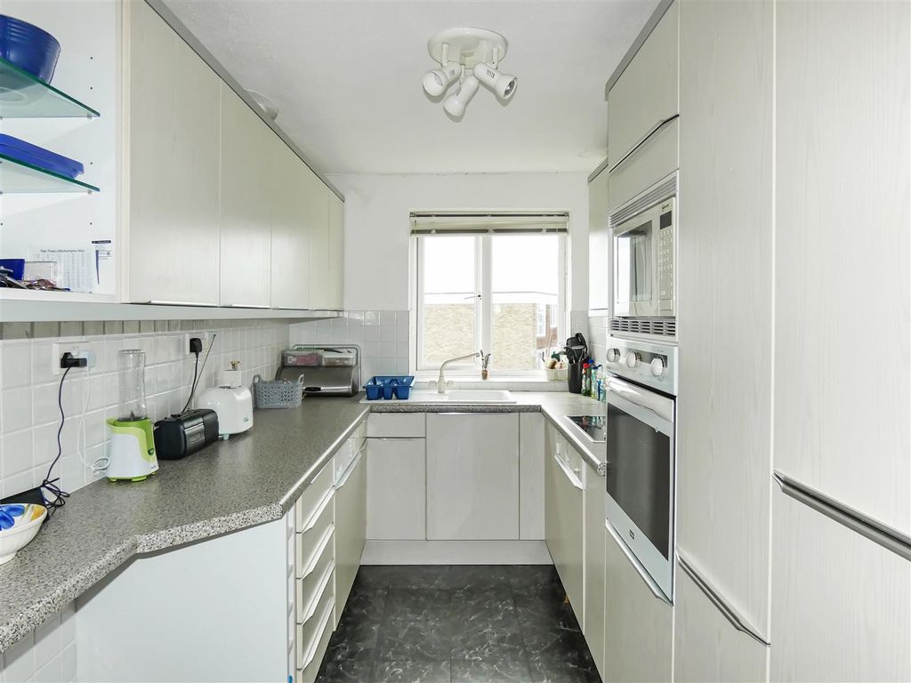 Property photo 3 of 10 Kitchen