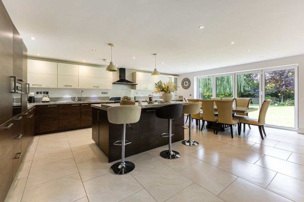 Property photo 3 of 17 Kitchen