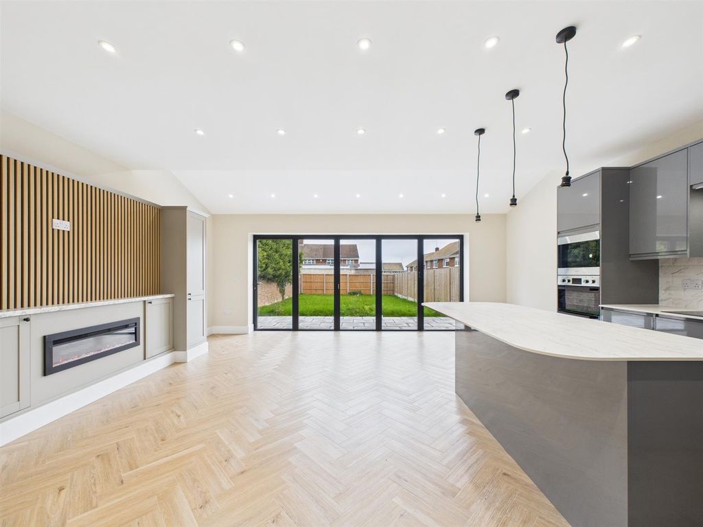 Property photo 2 of 20 Cam03736G0-Pr0193-Still022.Jpg