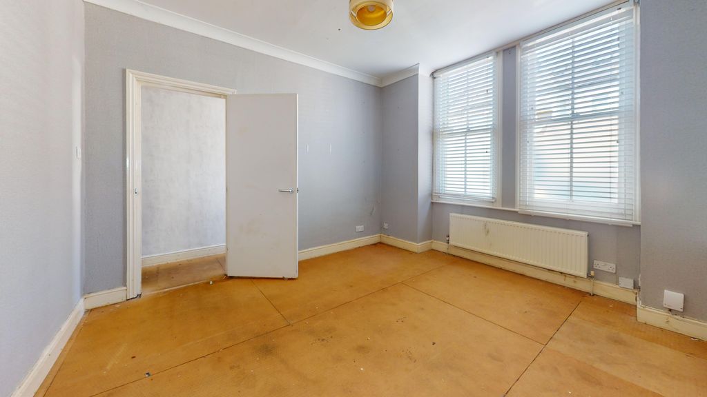Property photo 2 of 15 25 Prairie Street, Battersea, London, Sw8 3Pl
