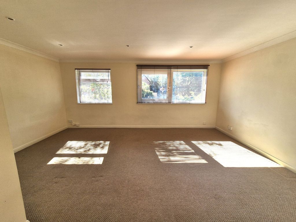 Property photo 3 of 6 Lounge