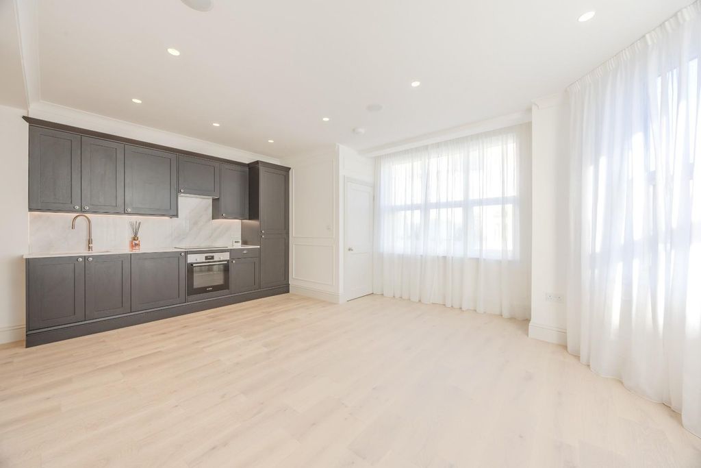 Property photo 3 of 15 Lounge / Kitchen