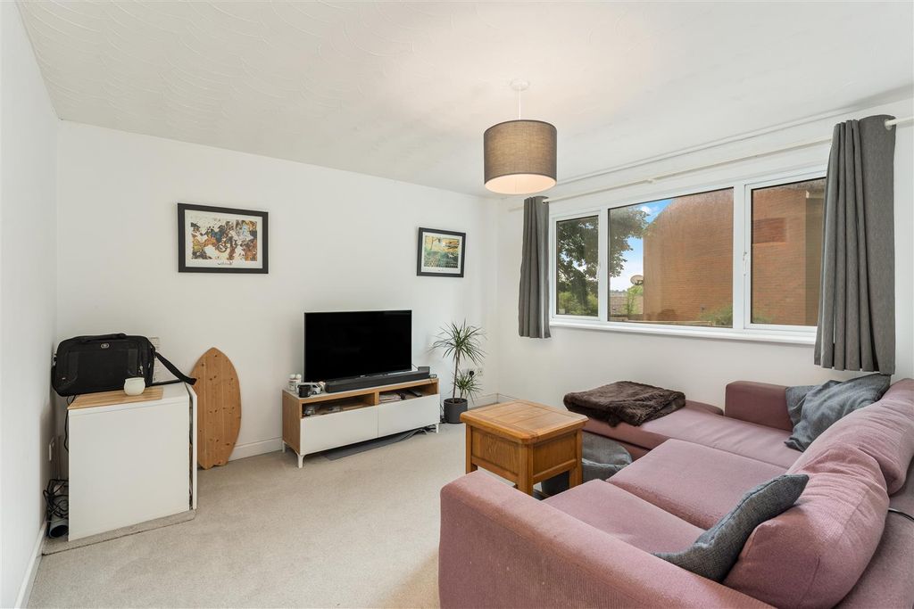 Property photo 3 of 16 95 Ferriston, Banbury-5.Jpg