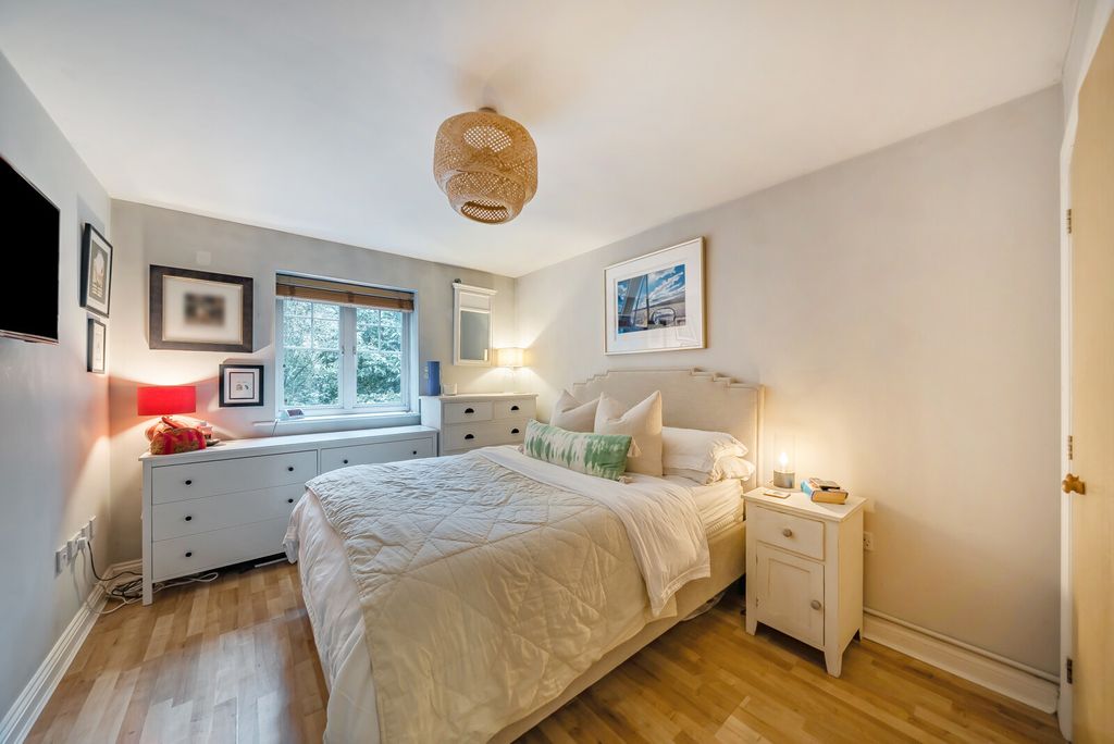 Property photo 3 of 20 1395815-16-695Fa6...