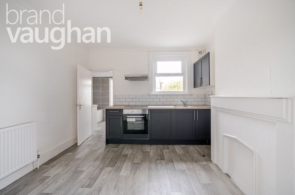 Property photo 2 of 11 Kitchen