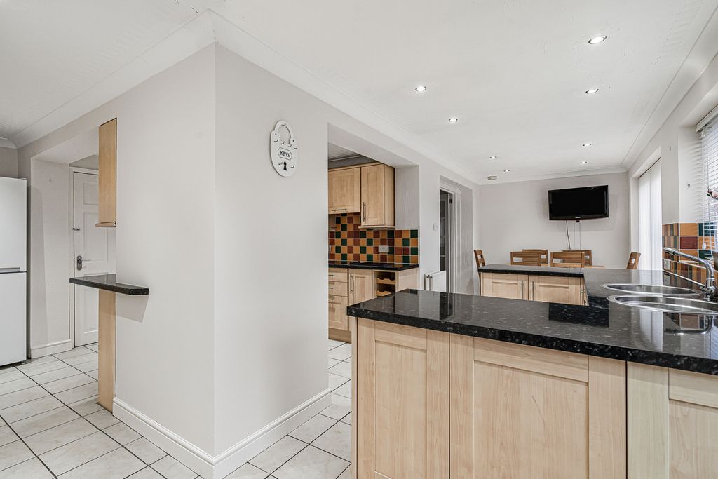 Property photo 2 of 27