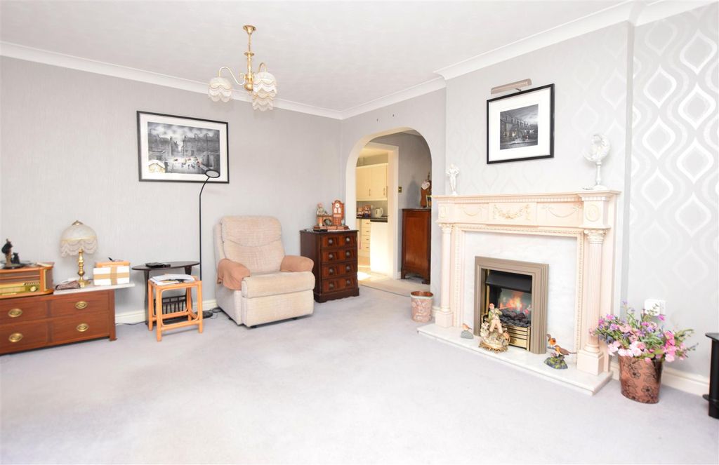 Property photo 3 of 22 Lounge V2.Jpg