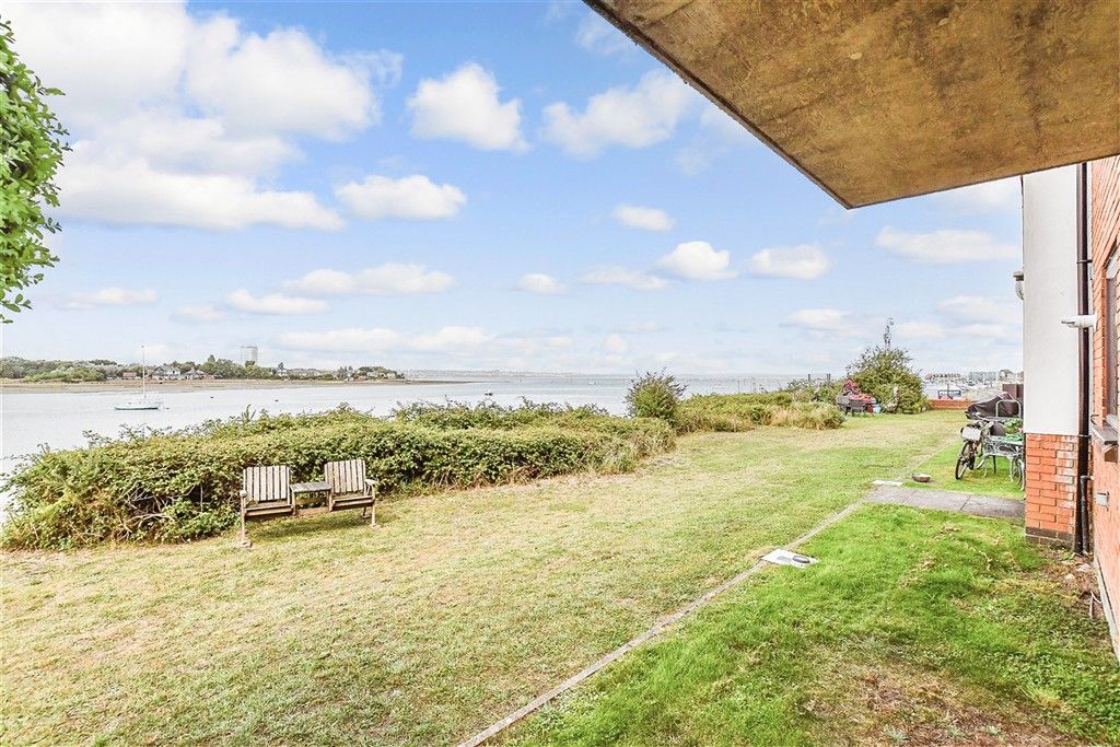 Property photo 3 of 11 Communal Gardens