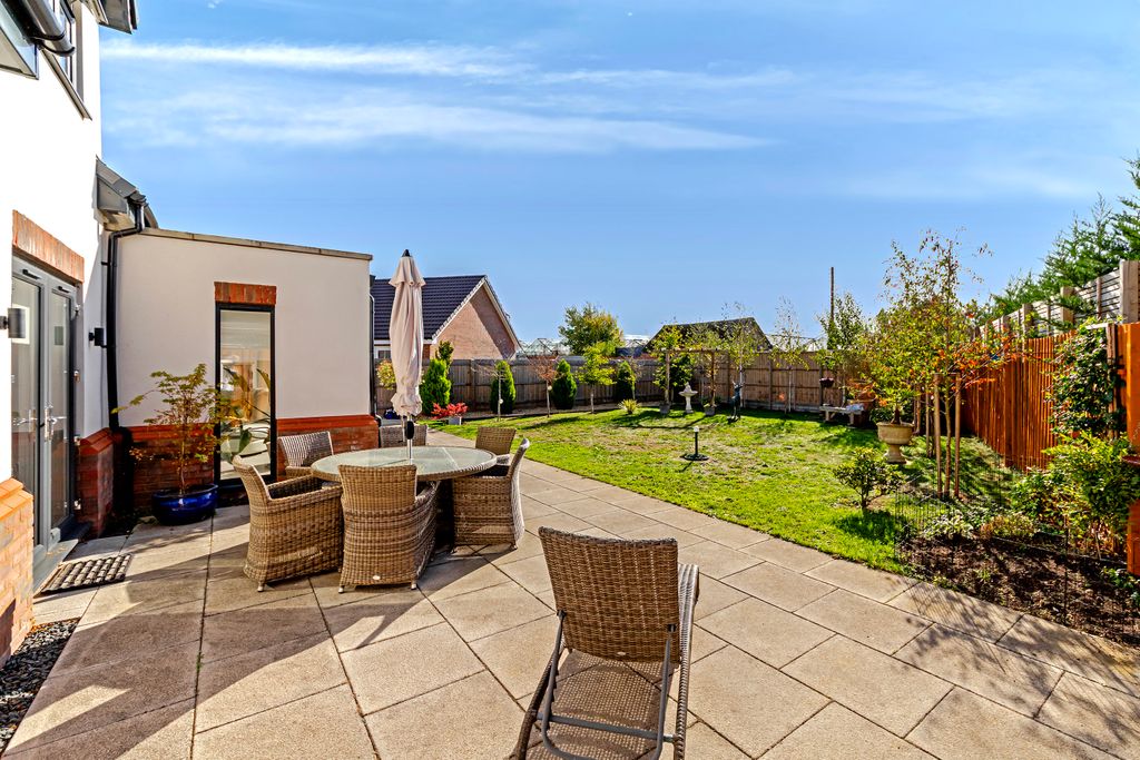 Property photo 2 of 26 15Maisiegardens-59