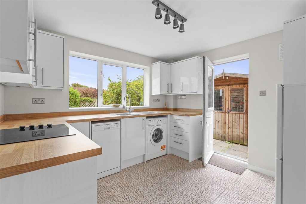 Property photo 3 of 15 4 Grange Road, Hp15 7Qz-11.Jpg