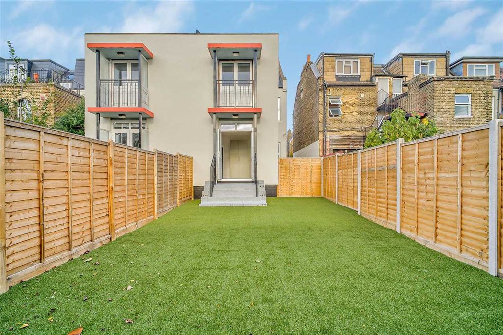 Property photo 3 of 9 Private Garden