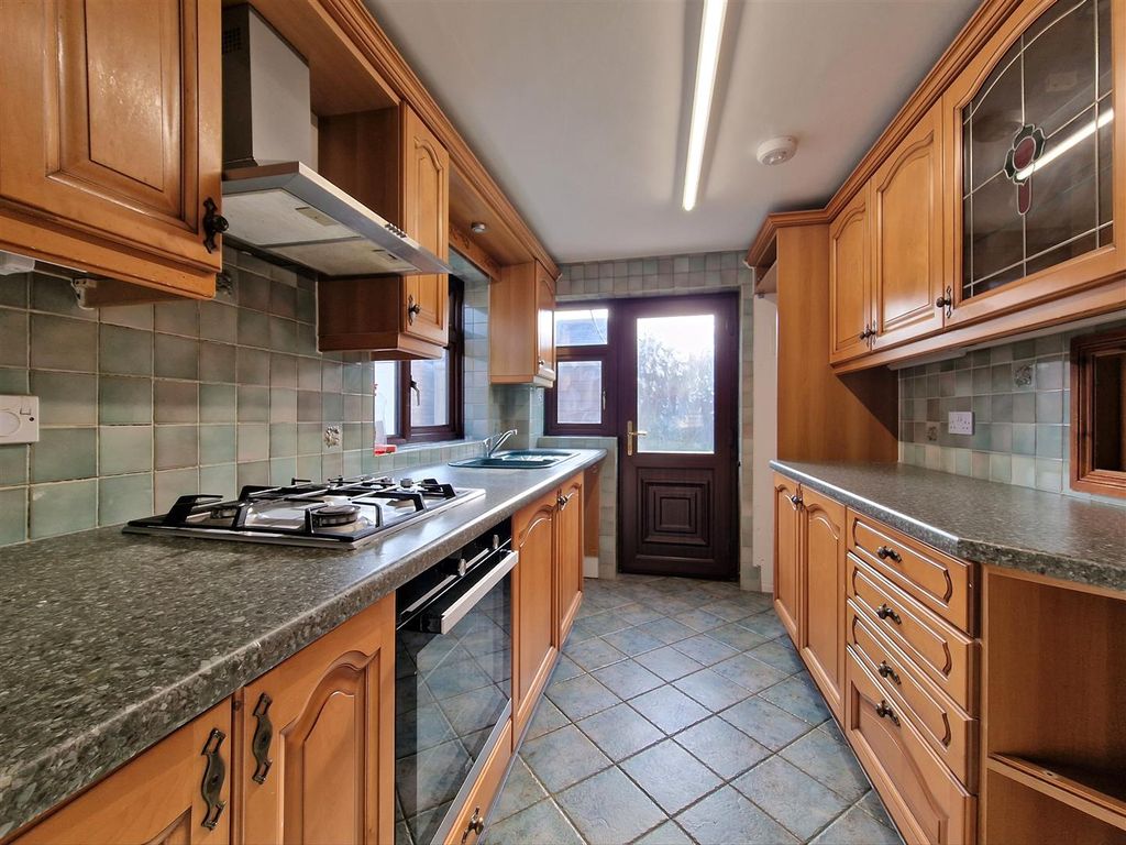 Property photo 2 of 10 Kitchen