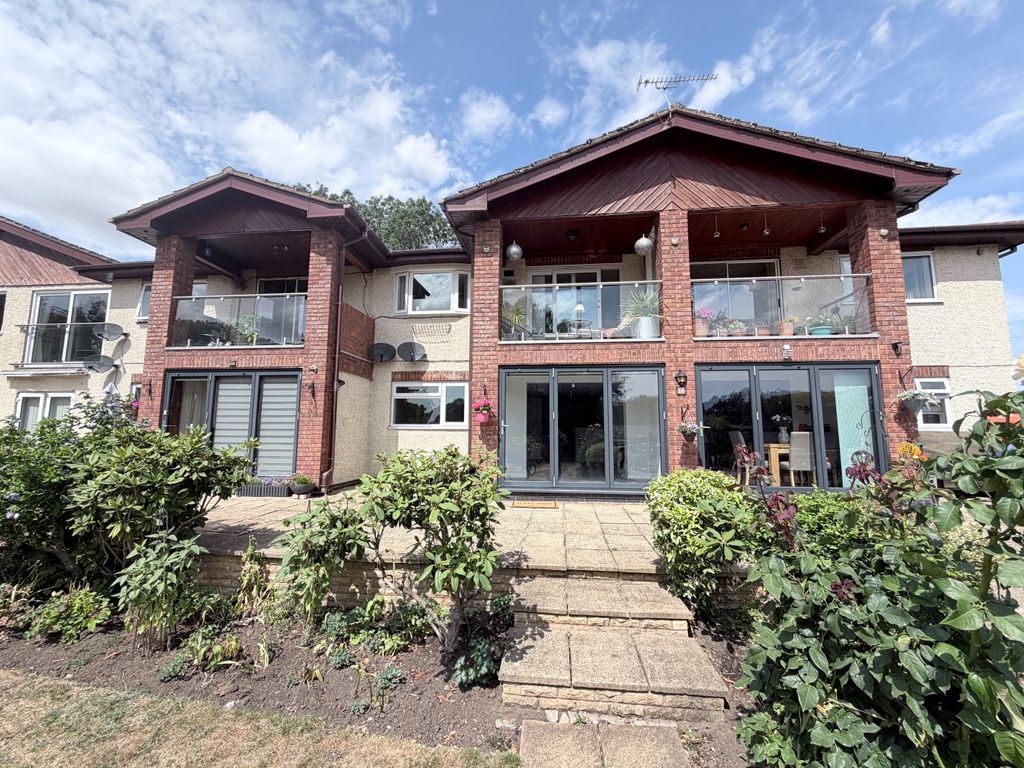 Property photo 1 of 20 Leicester Road, Hinckley