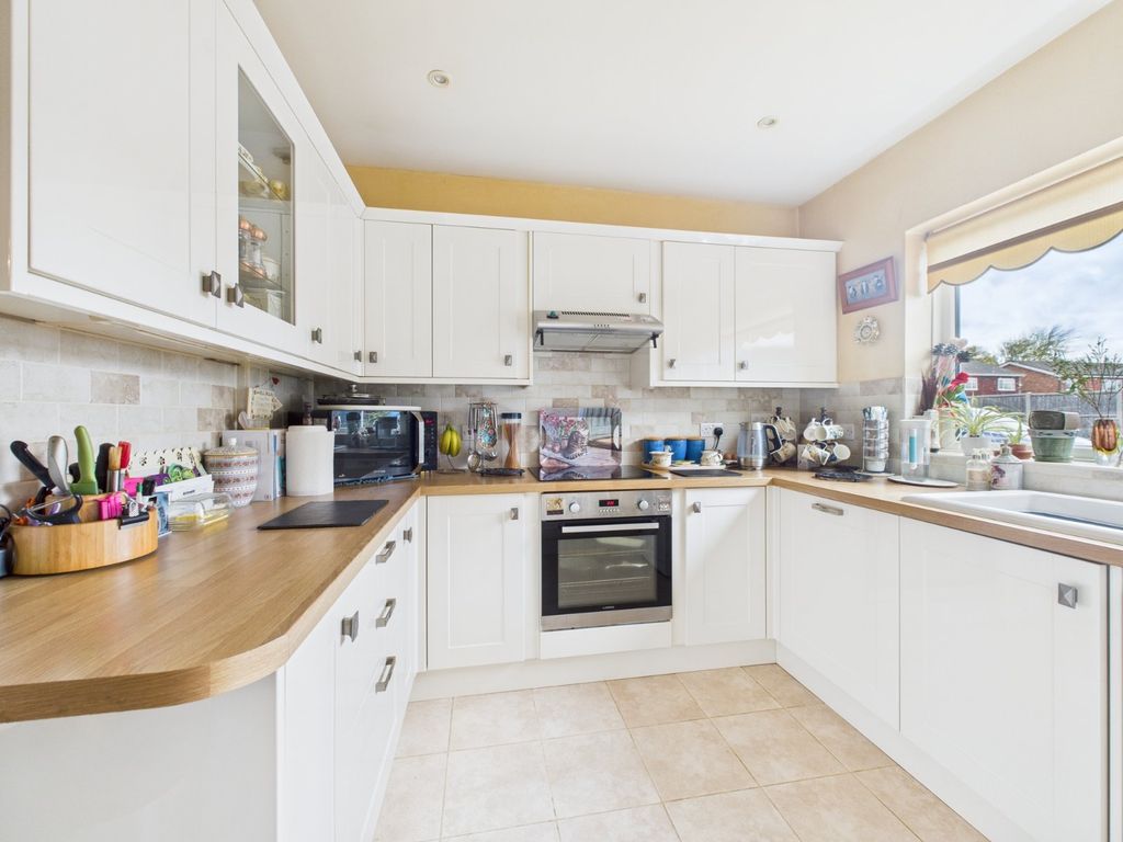 Property photo 3 of 13 Kitchen