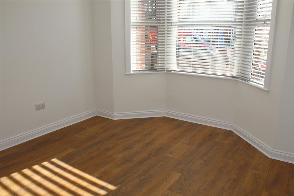 Property photo 2 of 5 Bedroom