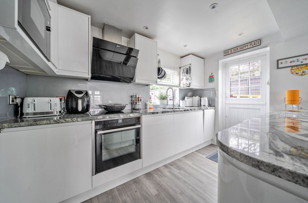 Property photo 3 of 11 1396103-5-69663cc...