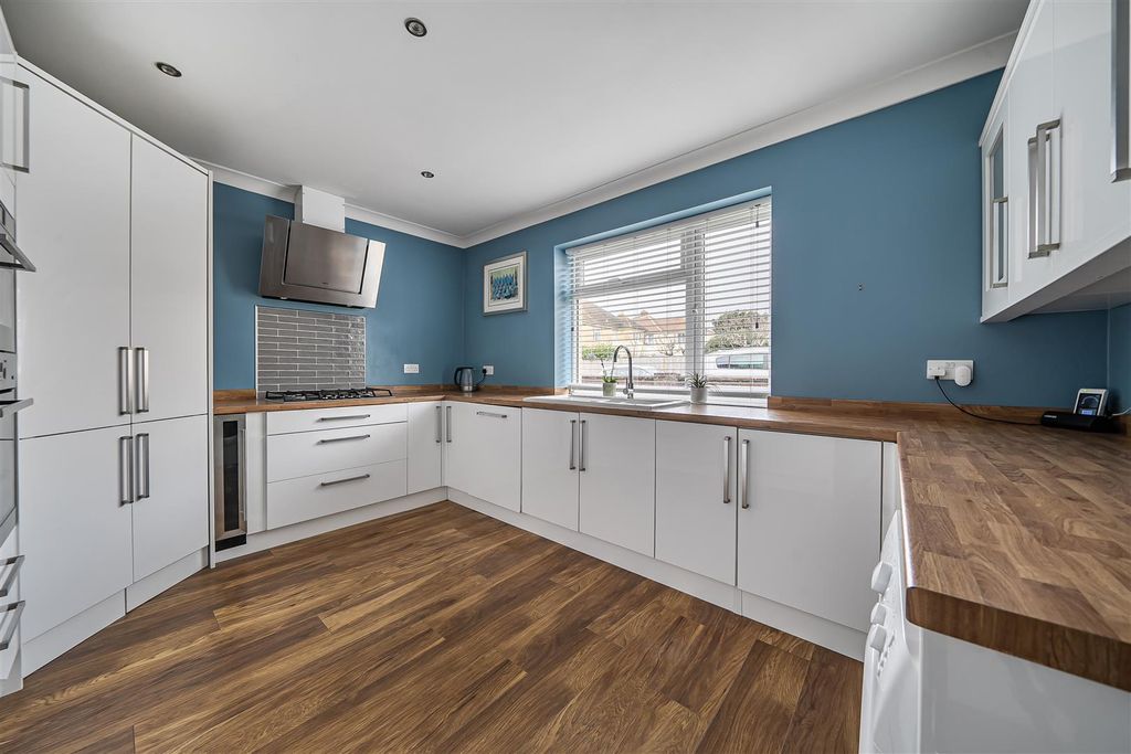 Property photo 2 of 20 1415906-11-698F160c78851.Jpg