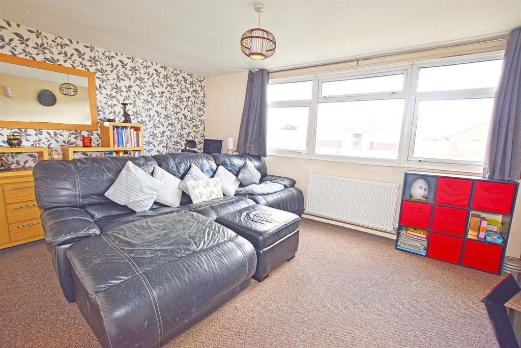 Property photo 3 of 6 Lounge