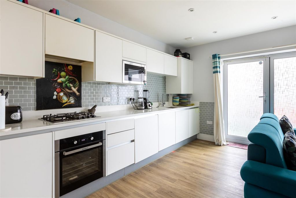 Property photo 2 of 17 Flat 4 Heronsgate Court-12.Jpg