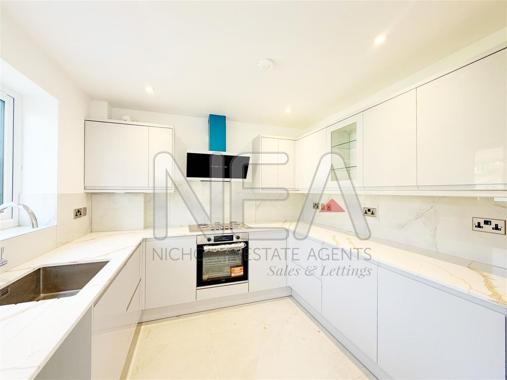 Property photo 3 of 20 Kitchen