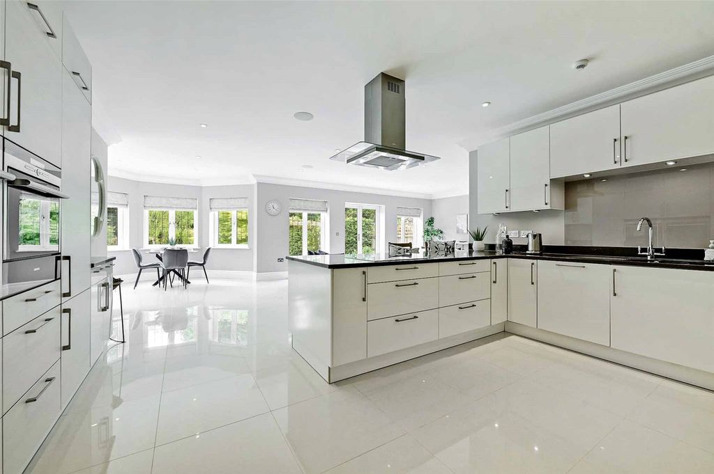 Property photo 2 of 15 Kitchen/Breakfast