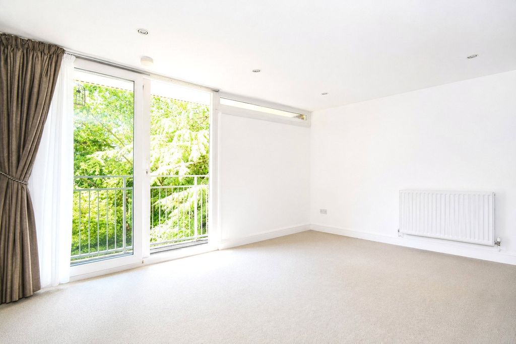 Property photo 2 of 7 Picture No. 12