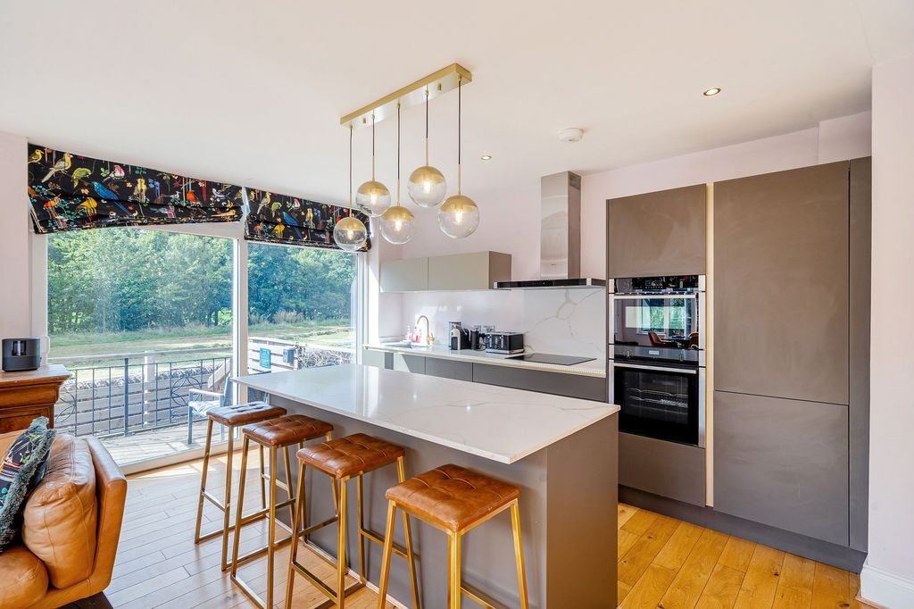 Property photo 2 of 25