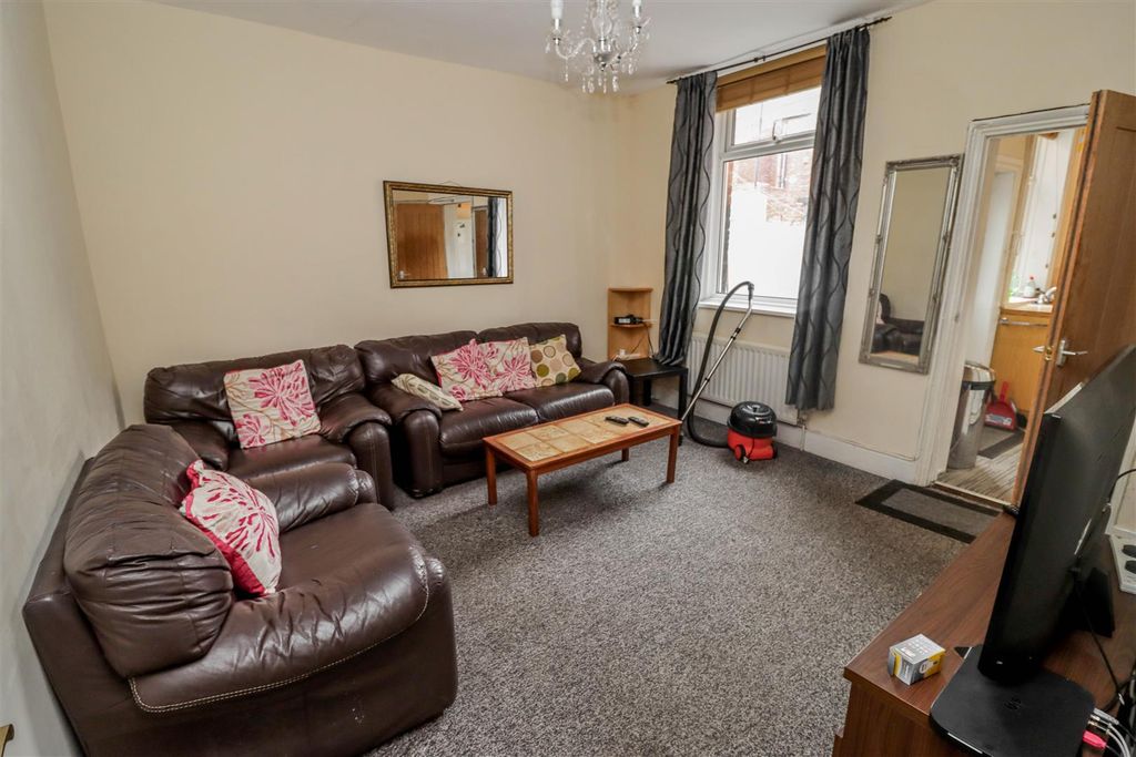 Property photo 2 of 12 Lounge