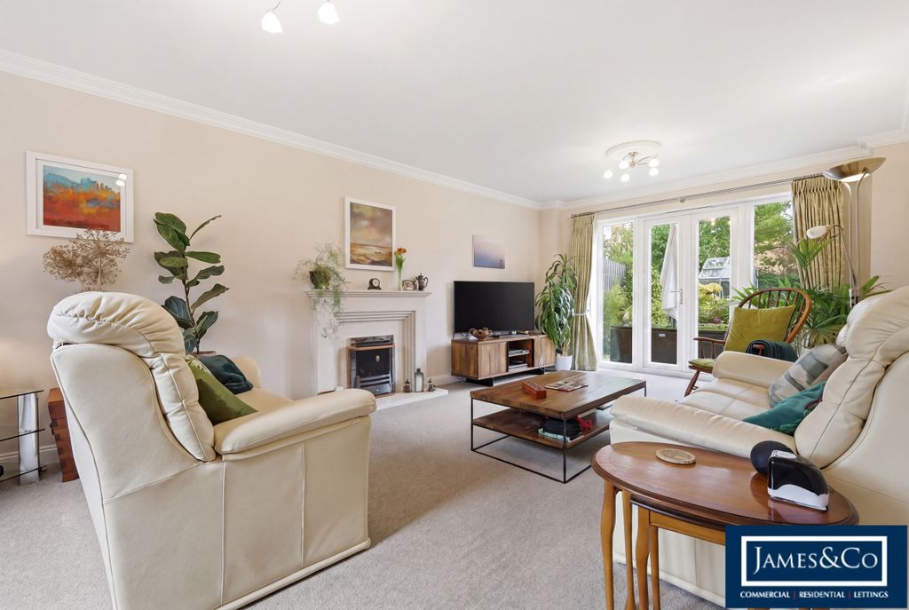 Property photo 2 of 25 11Woodlandswalkg