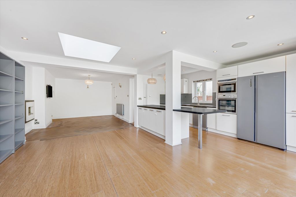Property photo 3 of 16 Image
