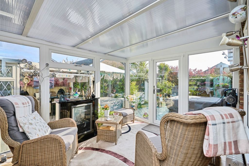 Property photo 3 of 17 Conservatory