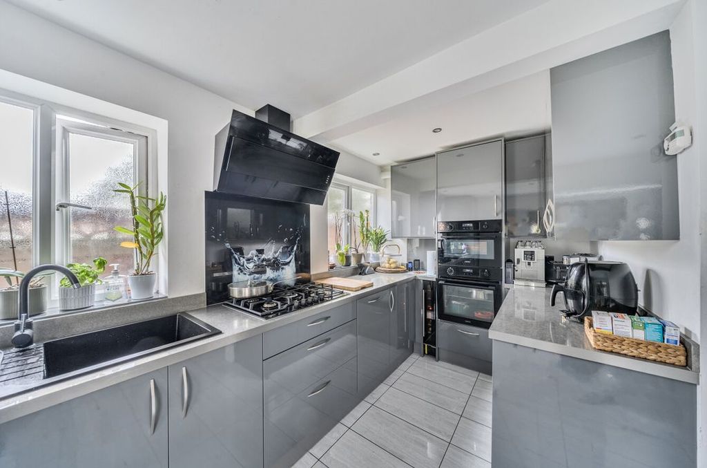 Property photo 3 of 19 13625901468De8A1892Ac3