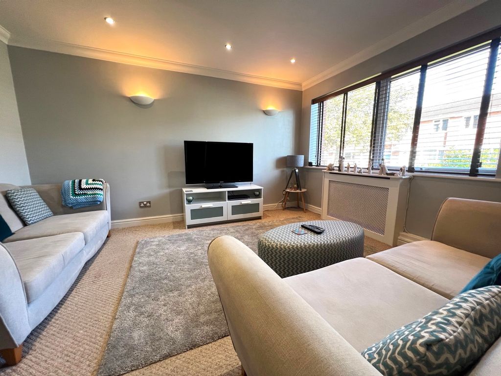 Property photo 3 of 14 Lounge