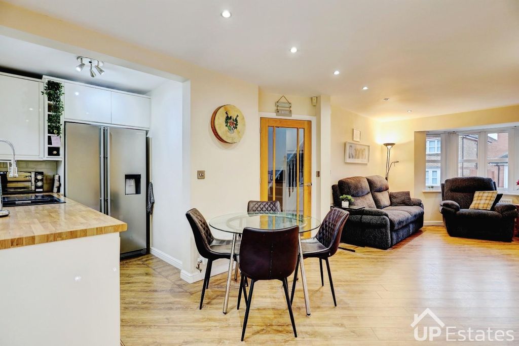 Property photo 2 of 28