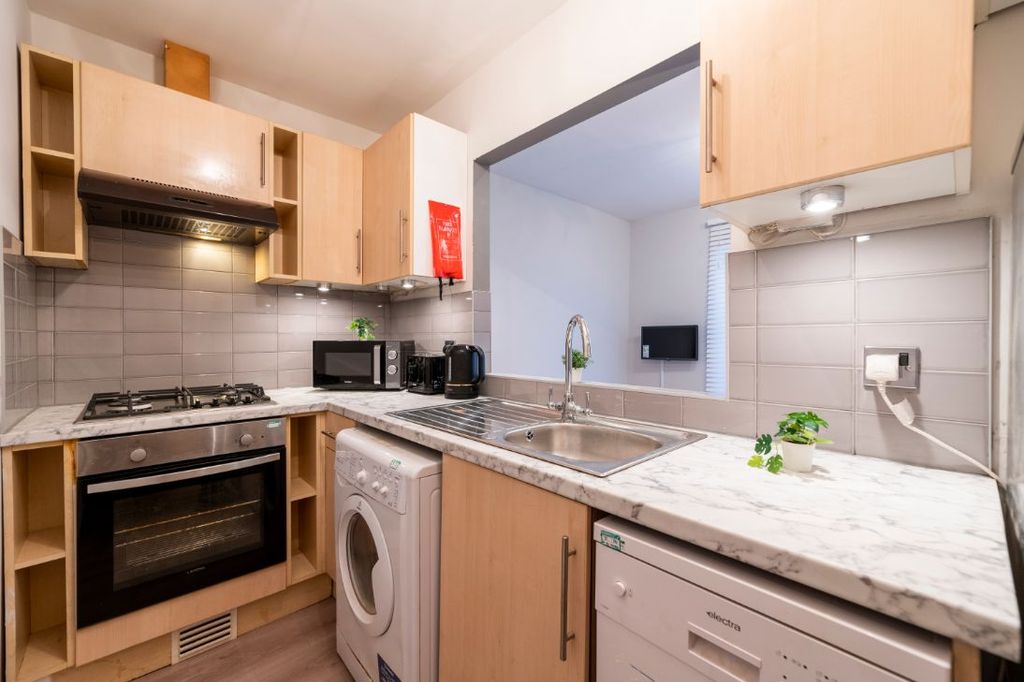 Property photo 3 of 6 24Ws - Kitchen