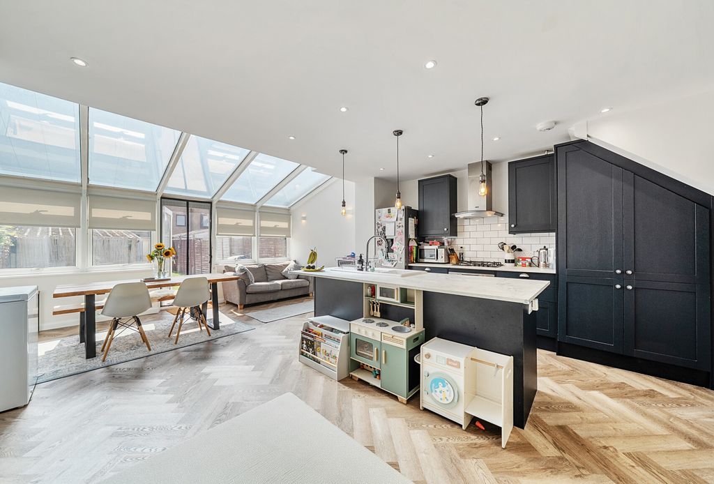 Property photo 3 of 13 1335120-8-689B166...