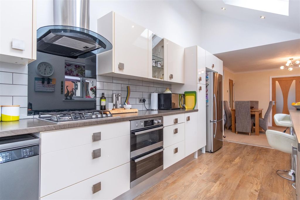 Property photo 3 of 33 Kitchen/Breakfast Room